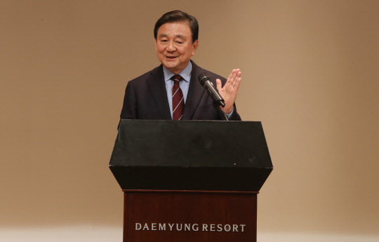 강연하는 홍석현 회장      (부안=연합뉴스) 임채두 기자 = 9일 오후 전북 부안군 대명리조트에서 열린 '2017 학교법인 원광학원 보직자 연수'에서 홍석현 중앙일보 회장이 강연하고 있다. 2017.2.9      doo@yna.co.kr  (끝)